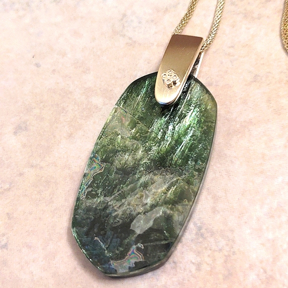 NEW Kendra Scott Inez Gold Long Pendant Necklace In Sage Mica - Picture 3 of 9
